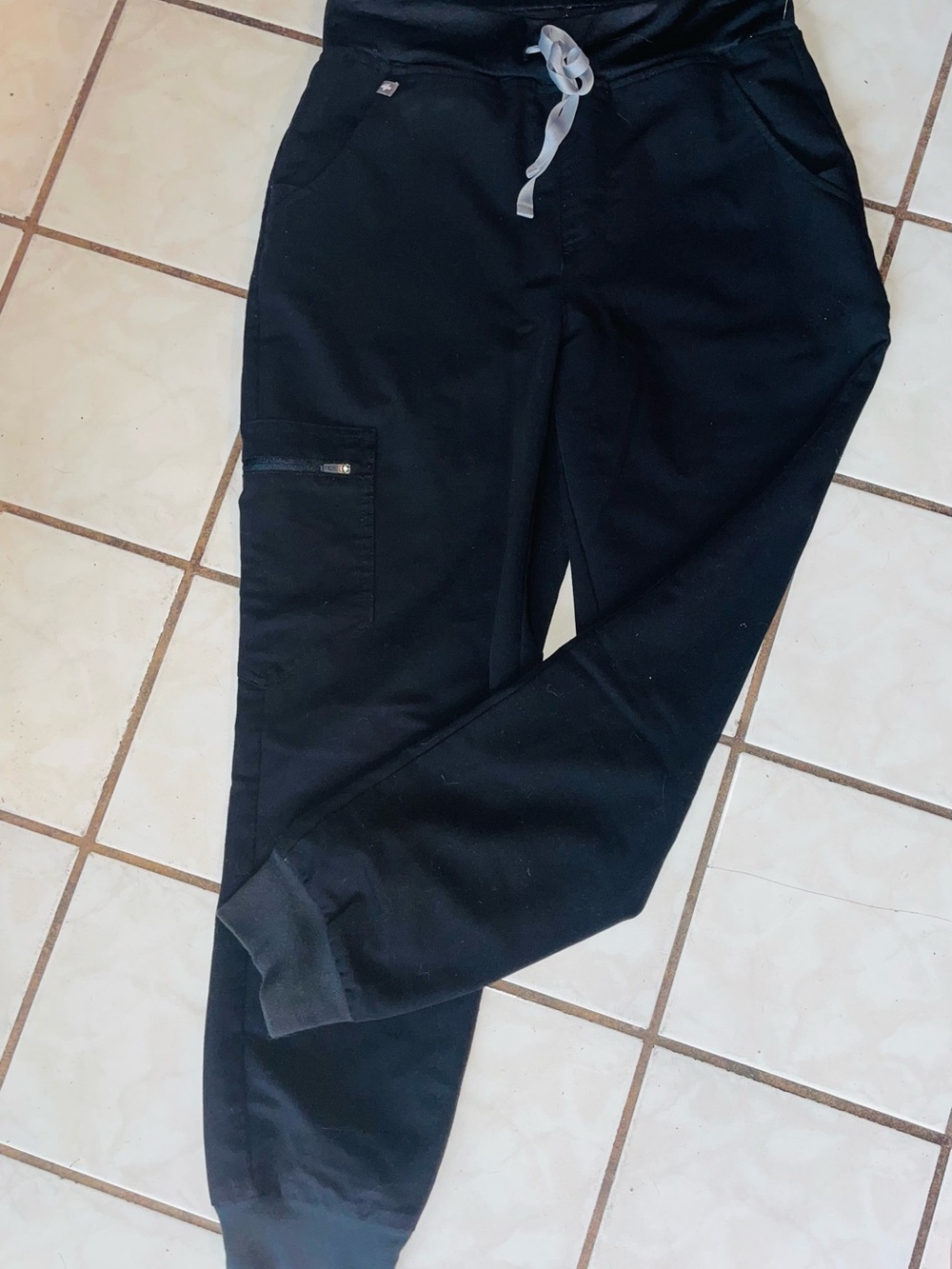 FIGS women’s Black Drawstring Cargo Joggers scrub pants